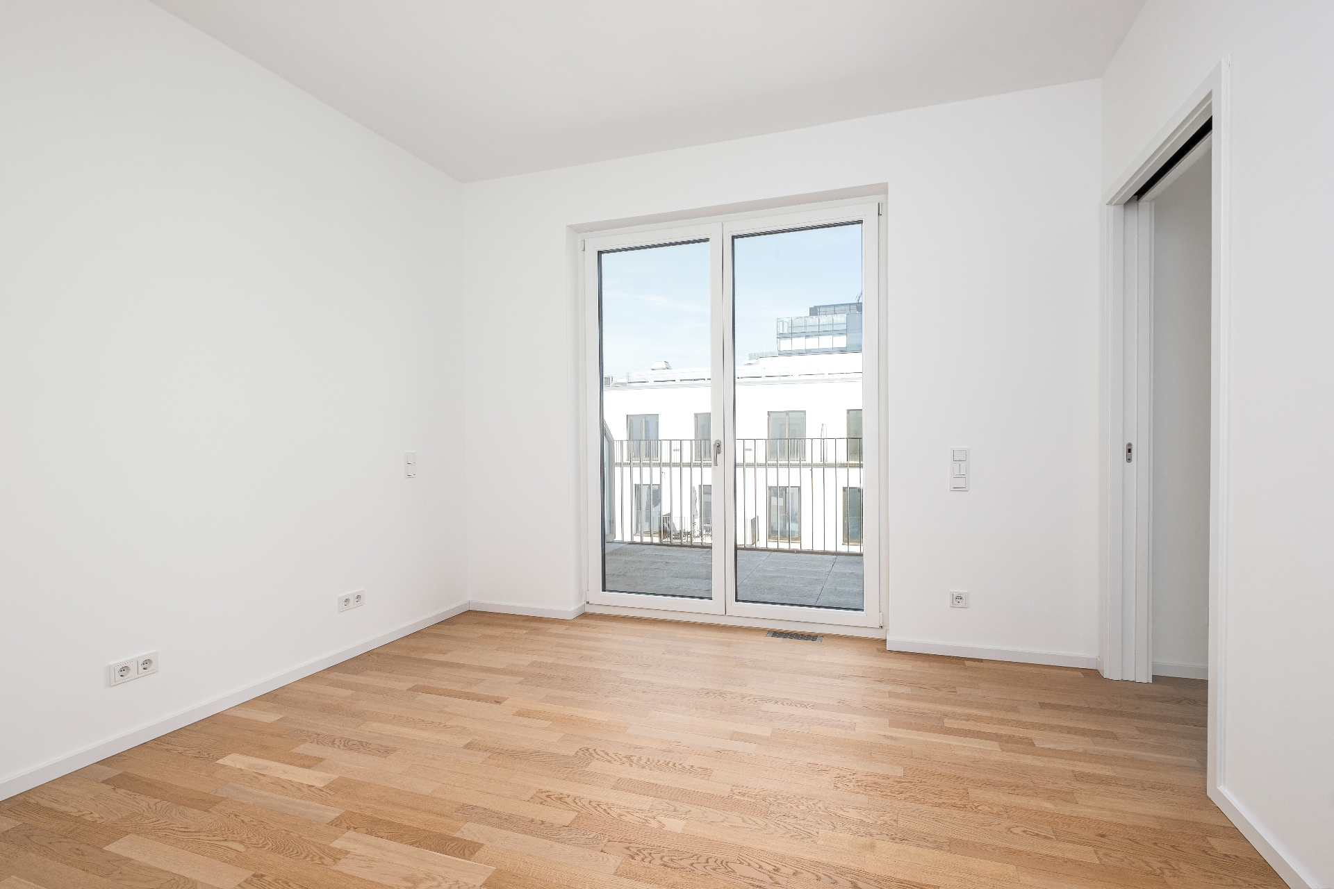 Penthouse Zimmer mit Balkonzugang und Echtholzparkett