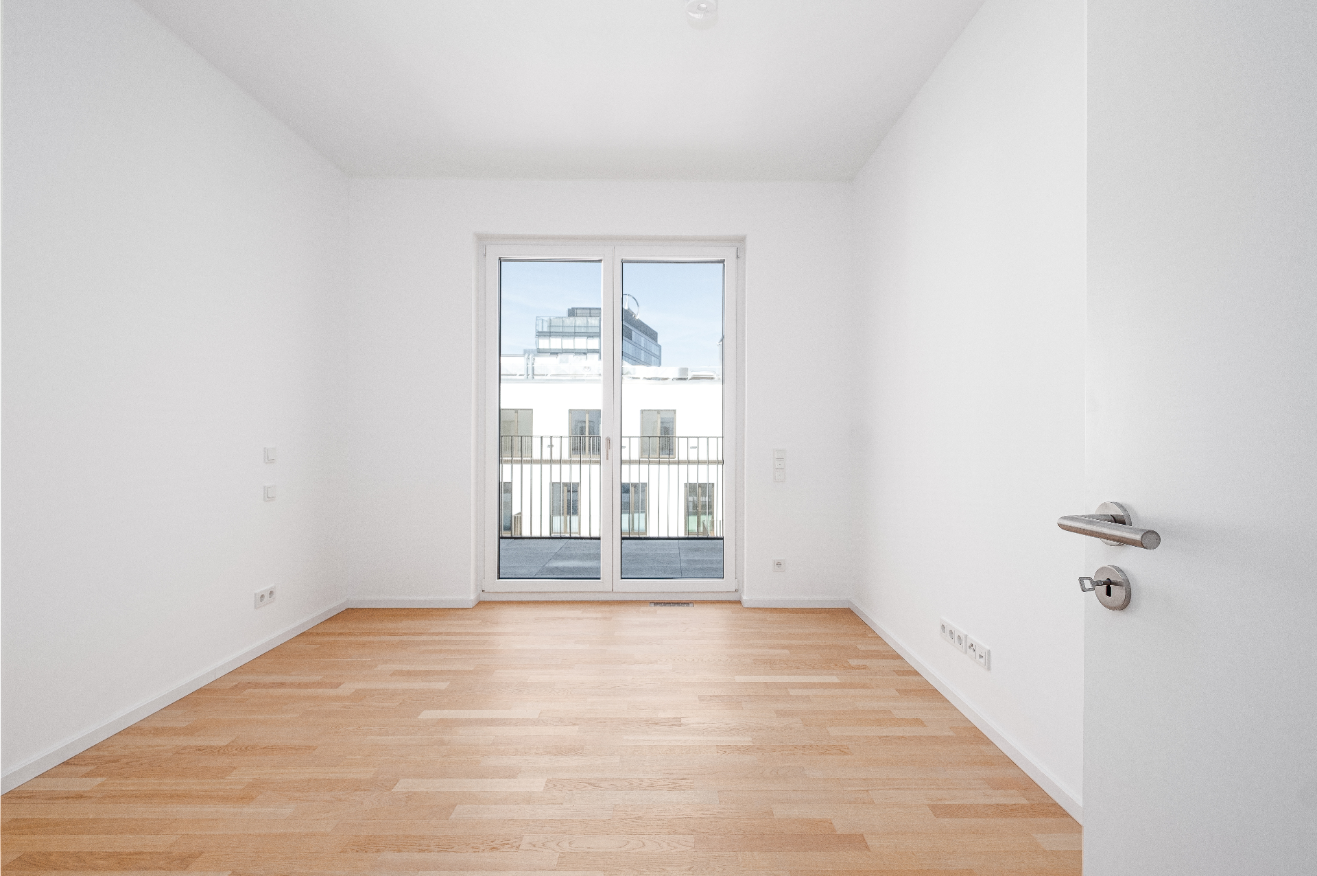 Penthouse Zimmer mit bodentiefem Fenster zur Terrasse