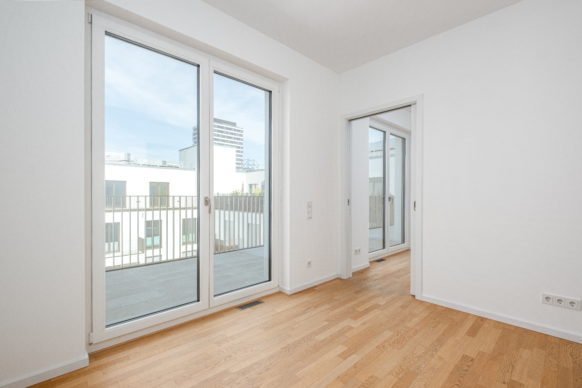 Penthouse Zimmer mit Terrassenzugang und Blick auf Berlin