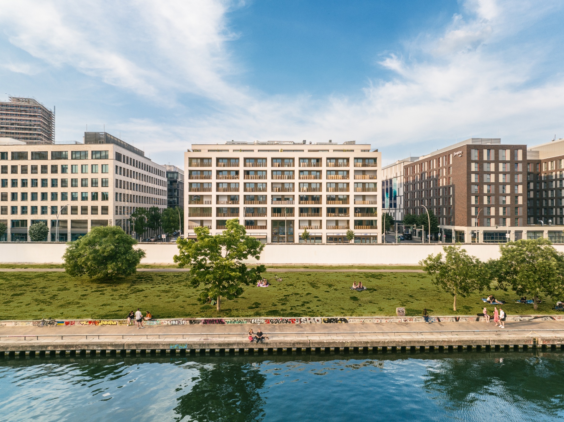 PURE LIVING Berlin – Fassade an der Spree