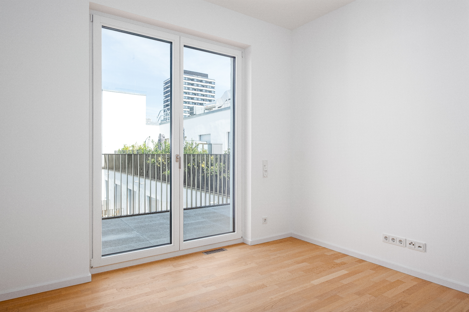 Penthouse Zimmer mit Westterrasse und begrüntem Geländer